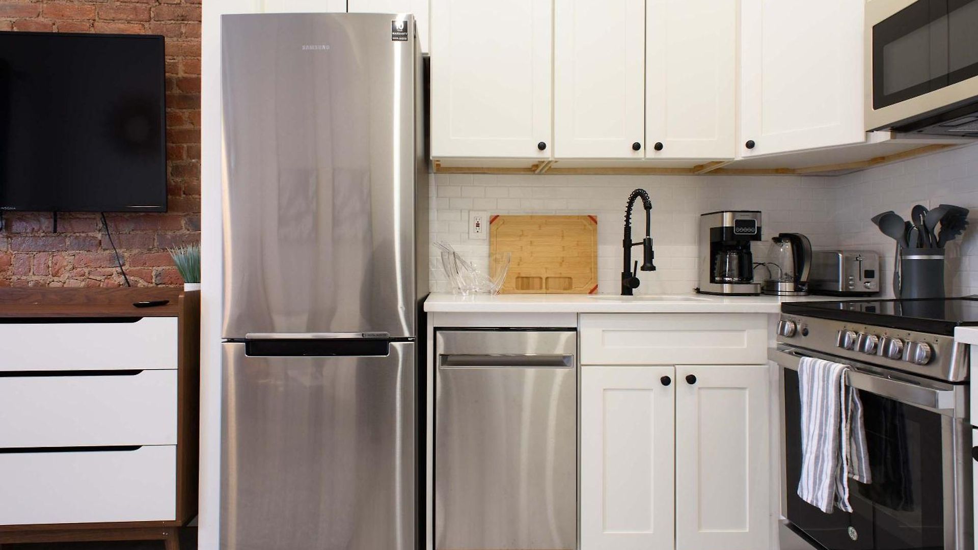 Apartment 240-14 New Prime Location W&d In Unit