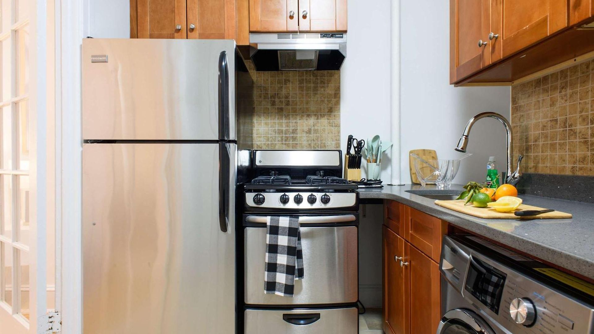 1567-1a New 2br Prime Upper East W&d
