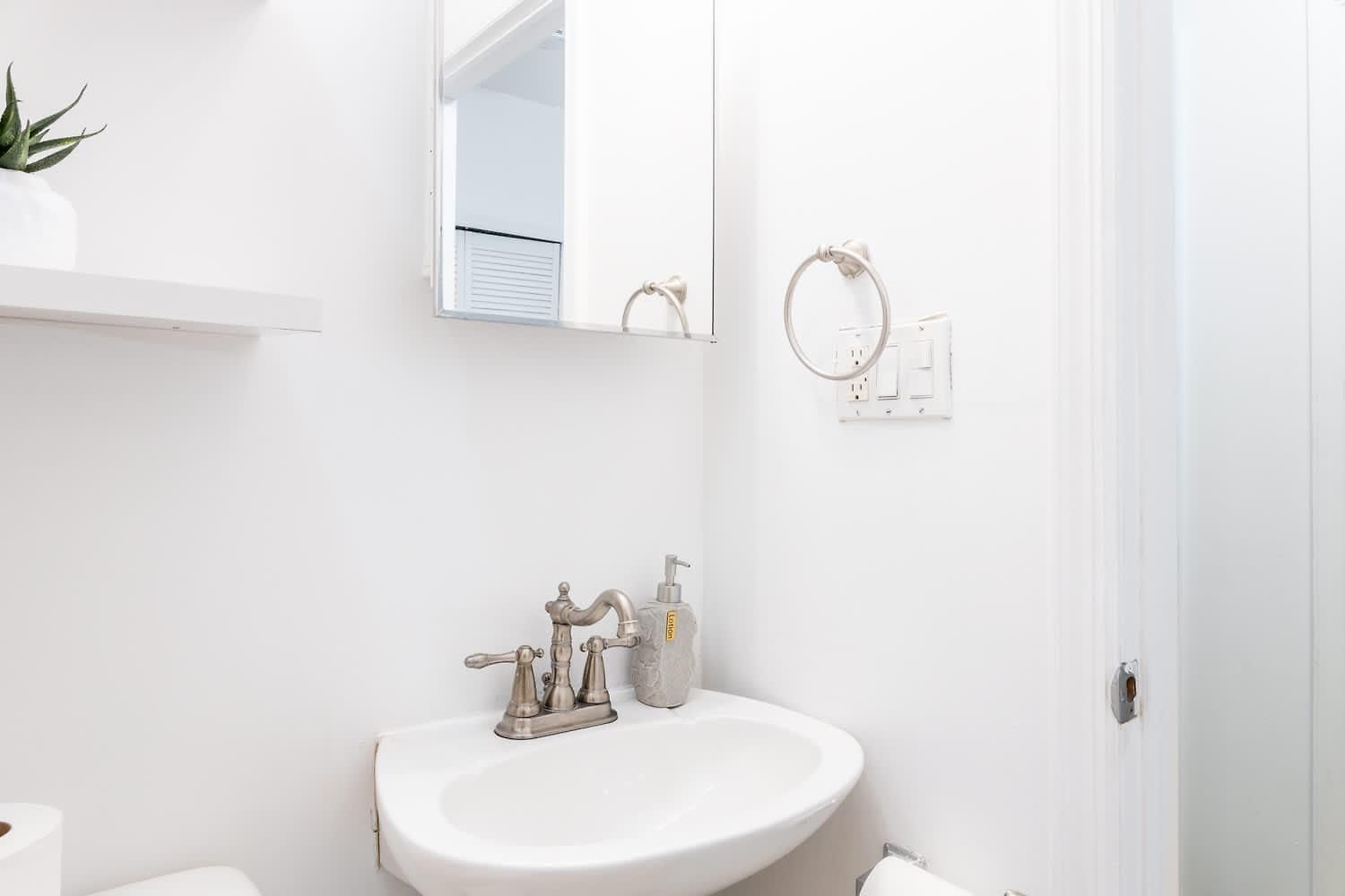 Apartment 1435-2 3 Bedrooms 2bath W D Ues *