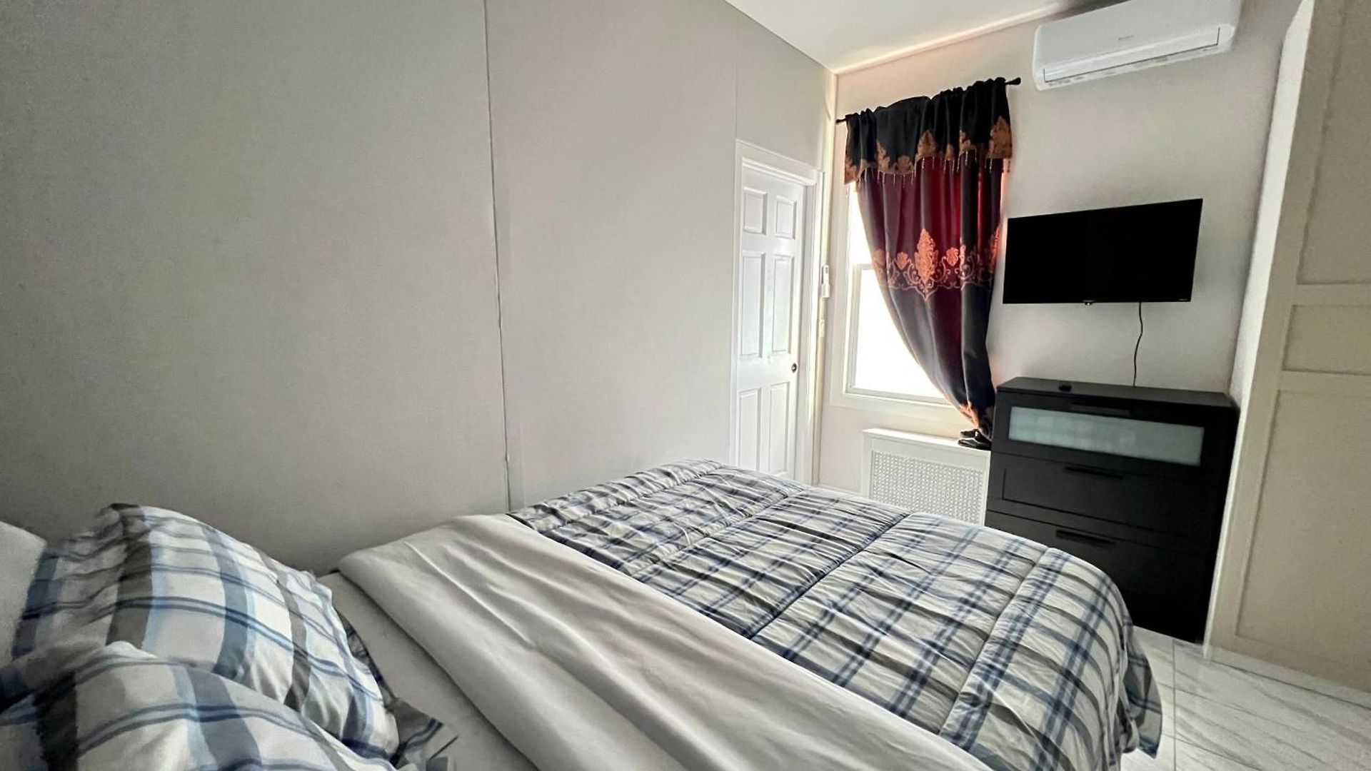 3 Bedrooms In 2nd Floor Modern Brooklyn Home, Close To J Train New York