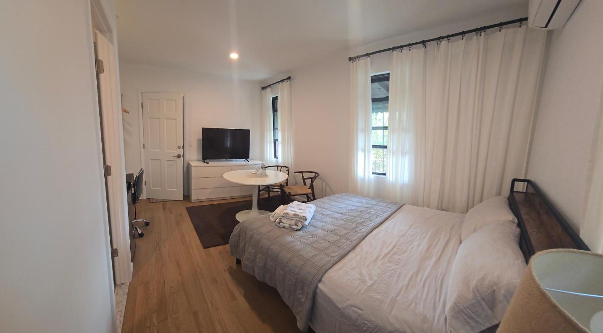 Guest house Astoria, Steps Away From Manhattan