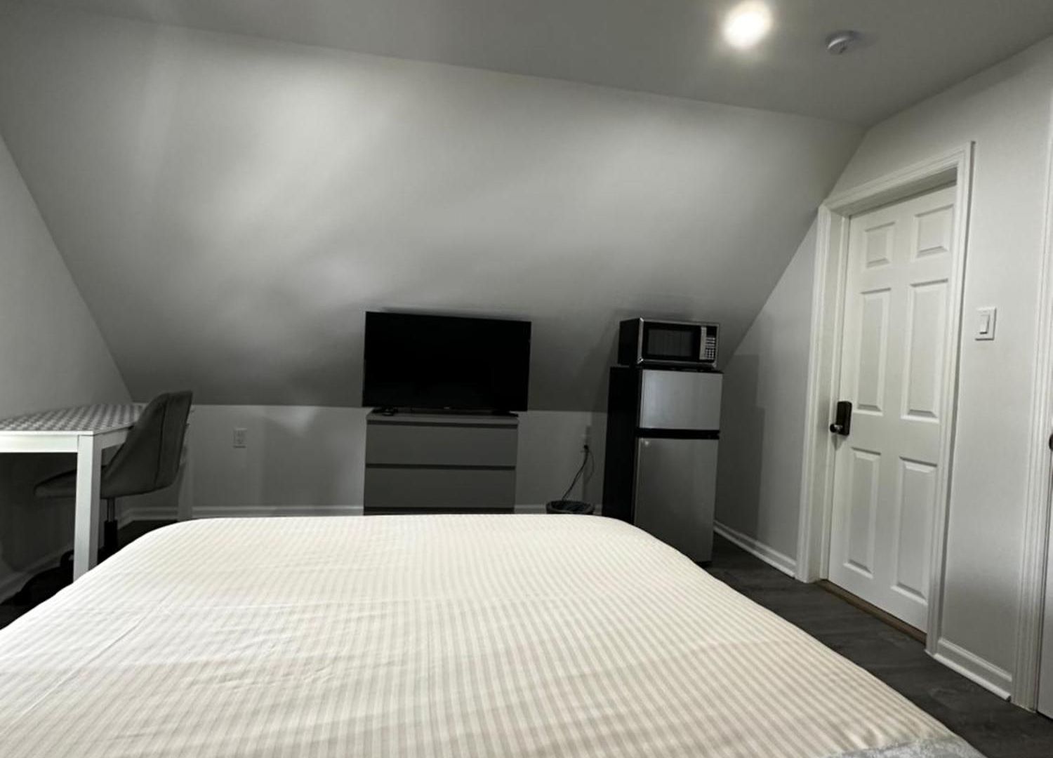Modern & Cozy In Queens Near Train Station And Buses New York