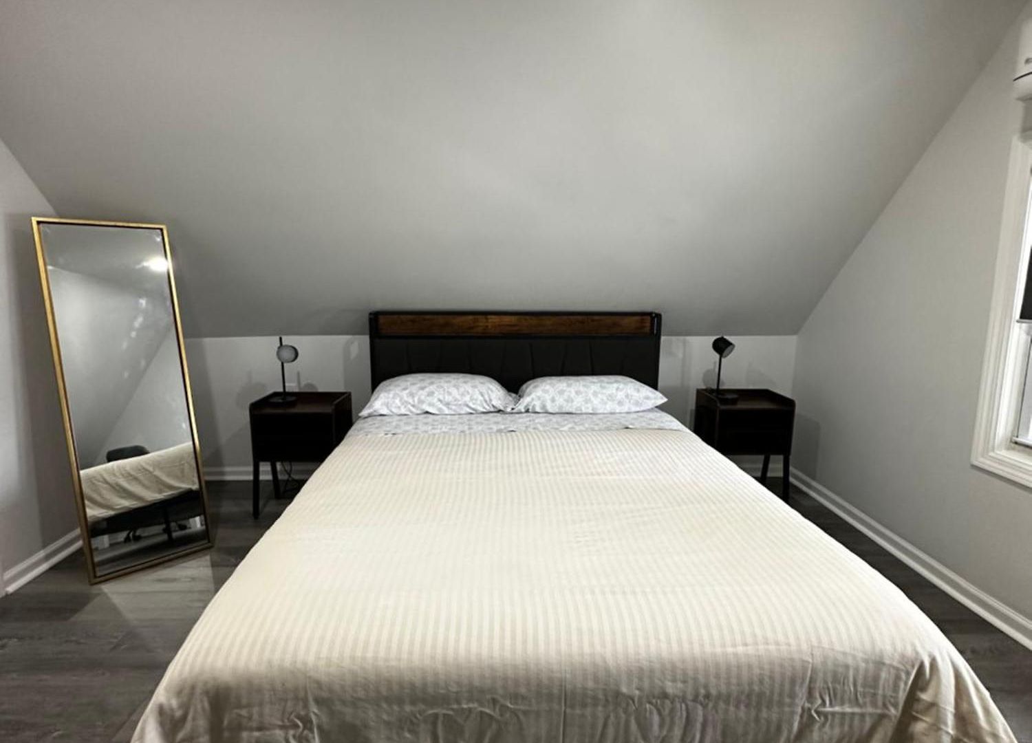 Homestay Modern & Cozy In Queens Near Train Station And Buses *