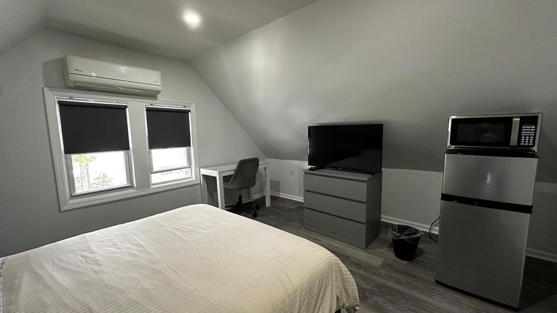 Modern & Cozy In Queens Near Train Station And Buses *