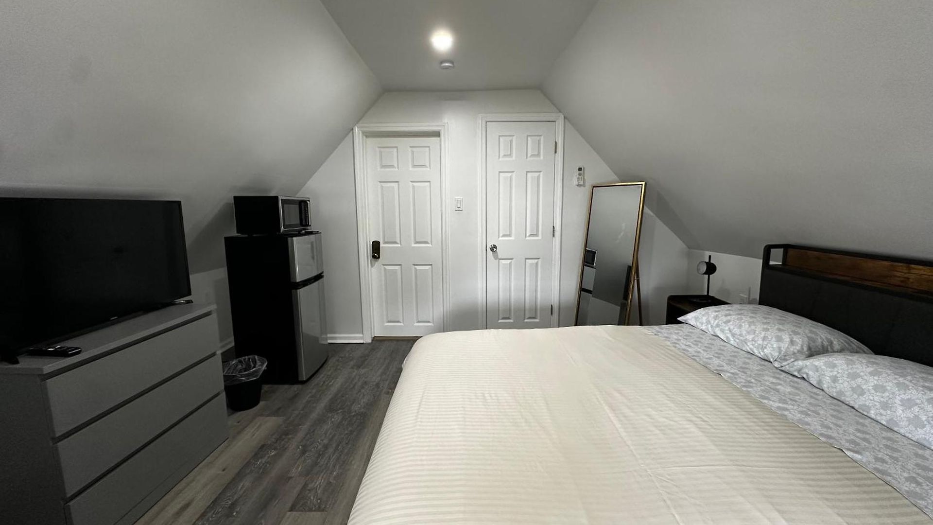 Modern & Cozy In Queens Near Train Station And Buses *