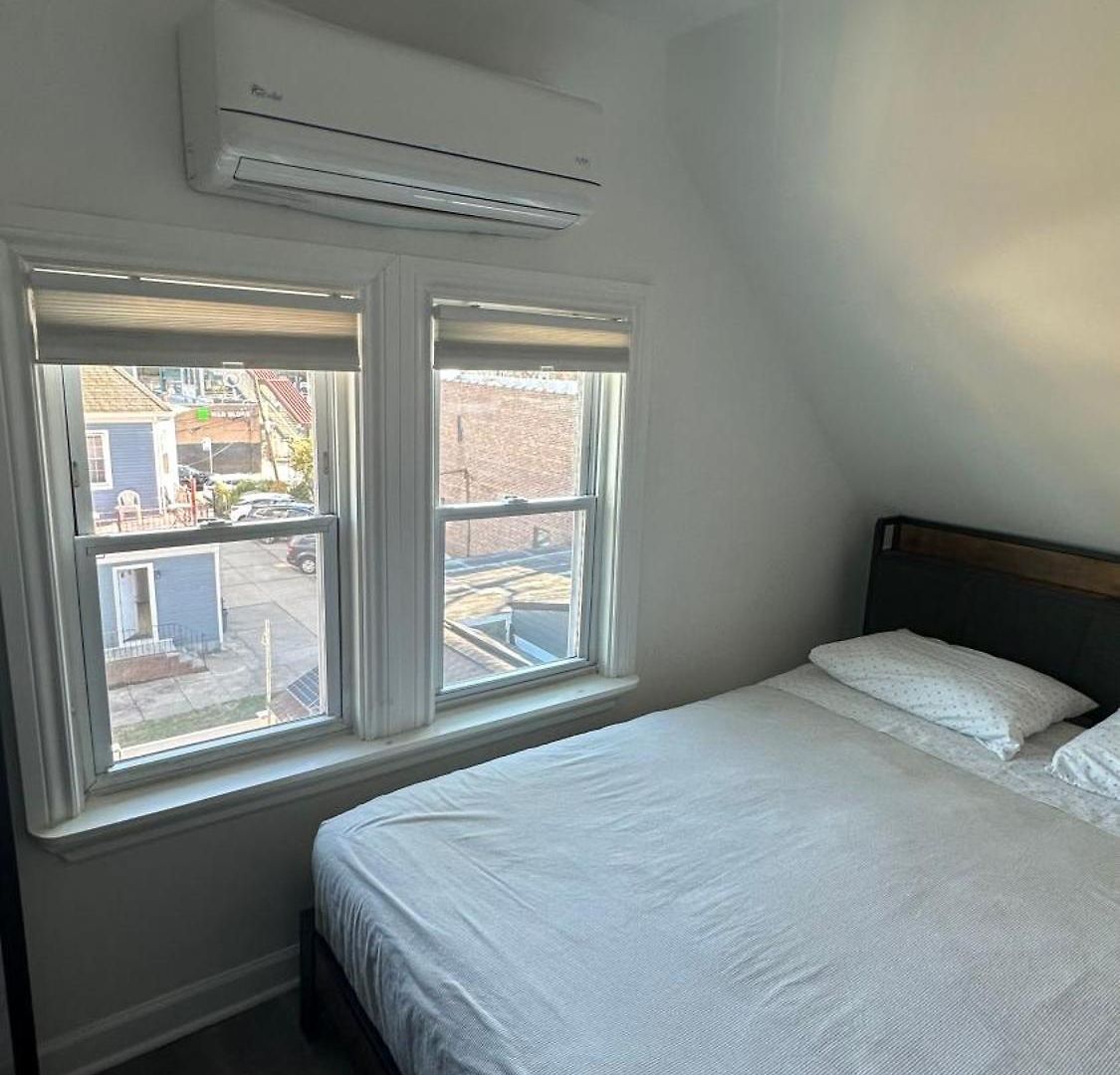 Modern & Cozy In Queens Near Train Station And Buses