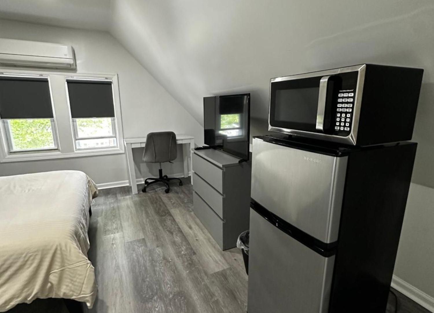 Modern & Cozy In Queens Near Train Station And Buses