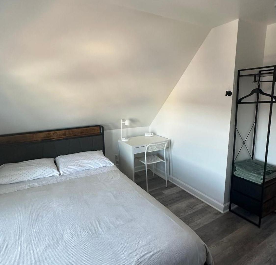 Homestay Modern & Cozy In Queens Near Train Station And Buses