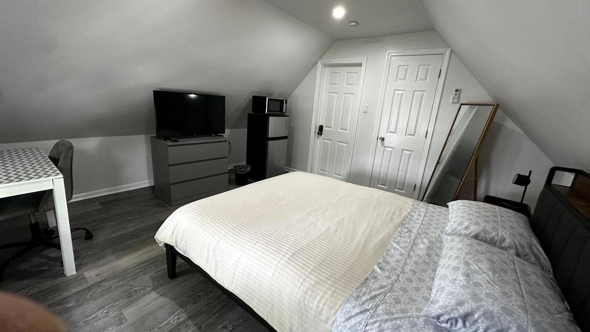 Modern & Cozy In Queens Near Train Station And Buses