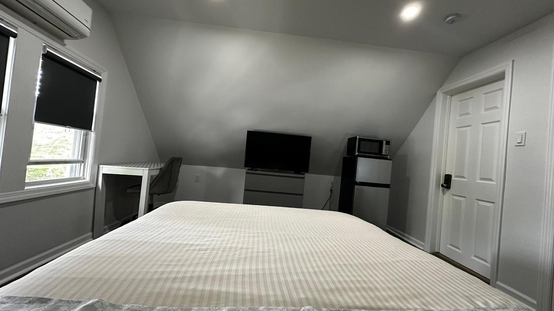Modern & Cozy In Queens Near Train Station And Buses Homestay