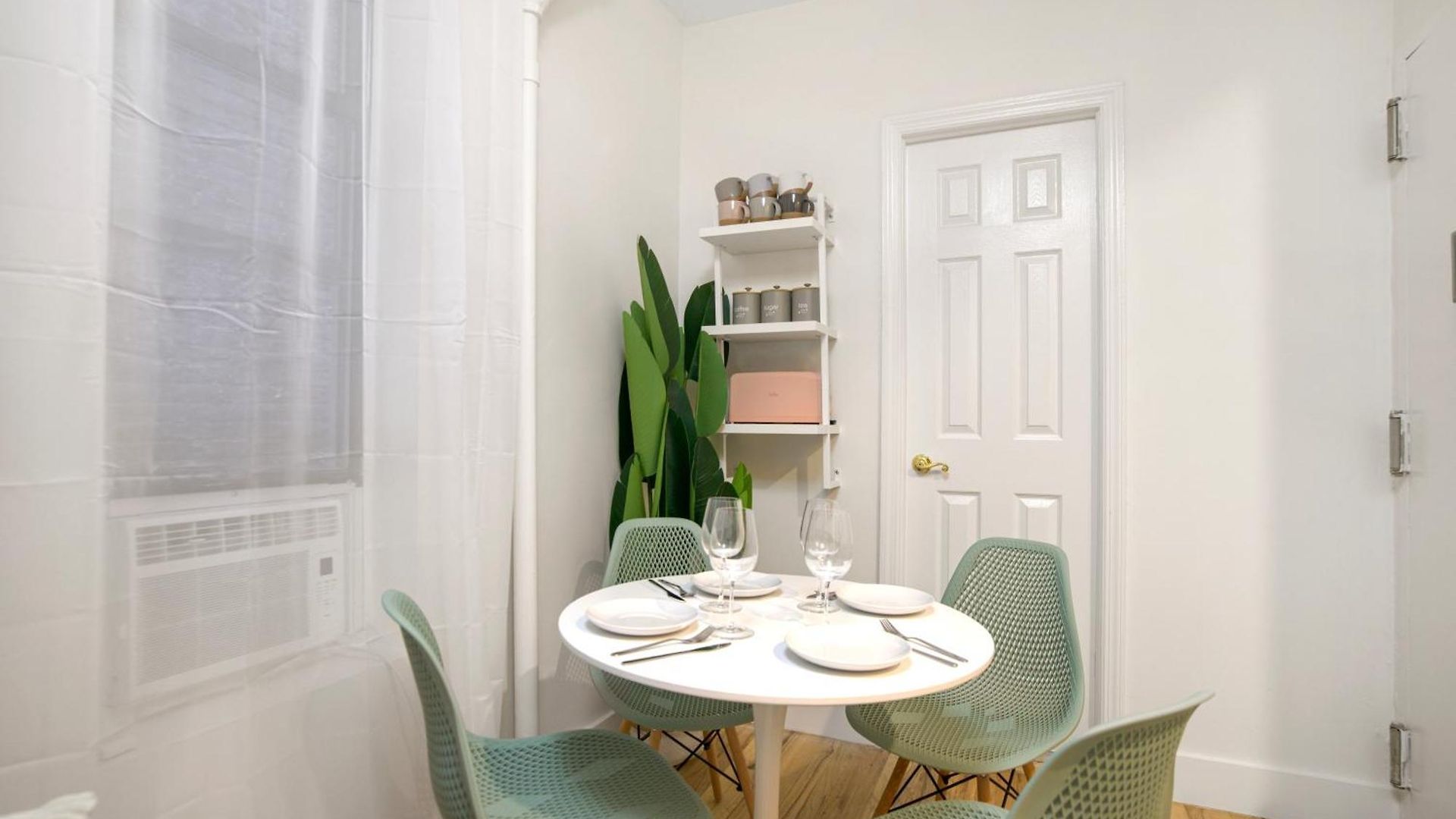 Cozy & Bright 2br In Upper East Side Apartment *