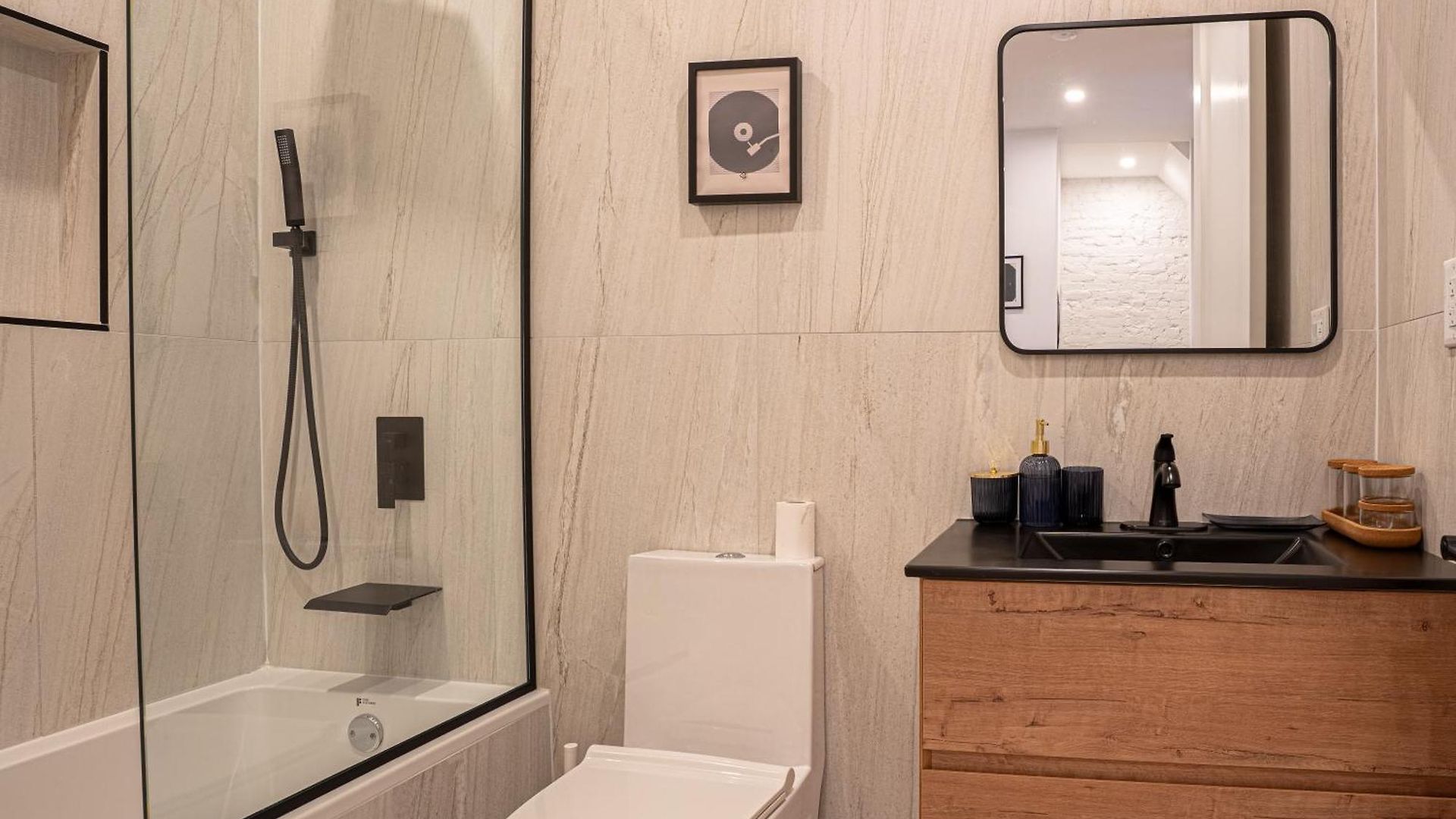 Modern 2br Basement Brooklyn And Backyard