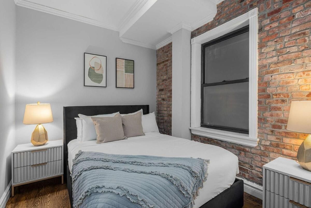 Lower East Side 2br With Private Patio *