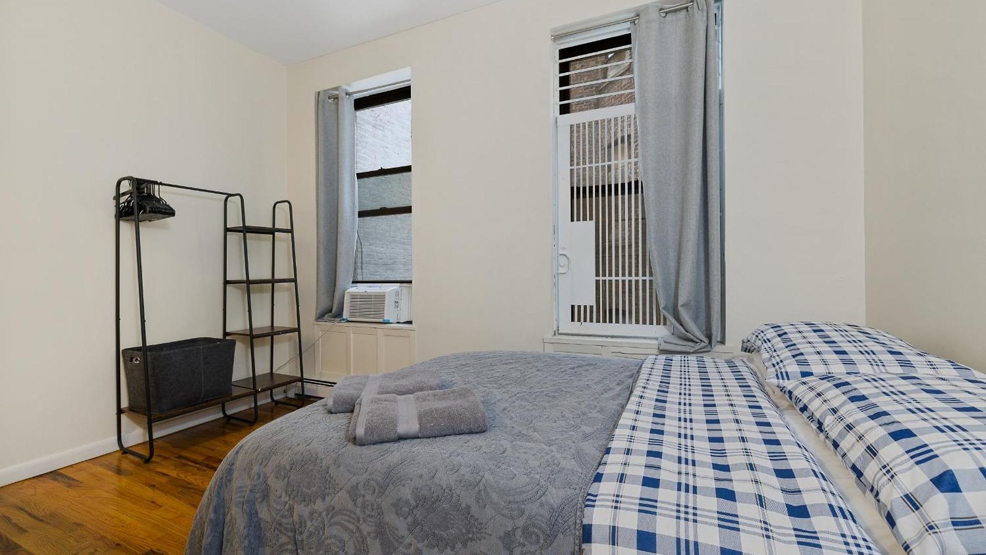 Park Side Living, Get Cozy Apartment *