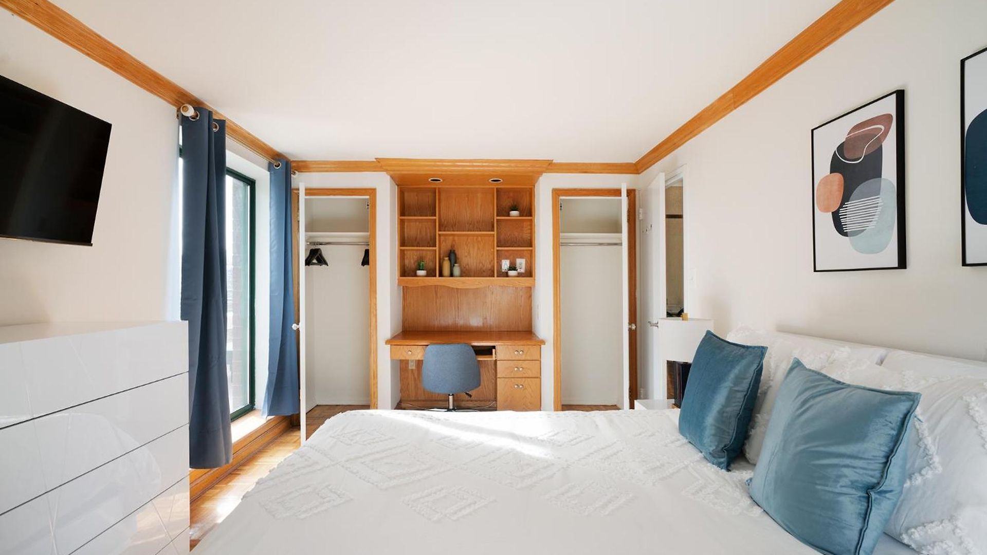Contemporary 2 Bed 2 Bath Bright And Sunny *
