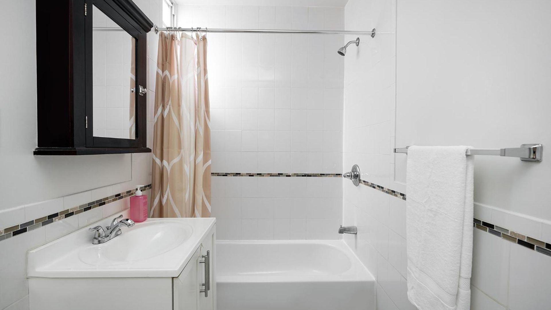 Beautiful 3 Bedroom Unit In Prime Location