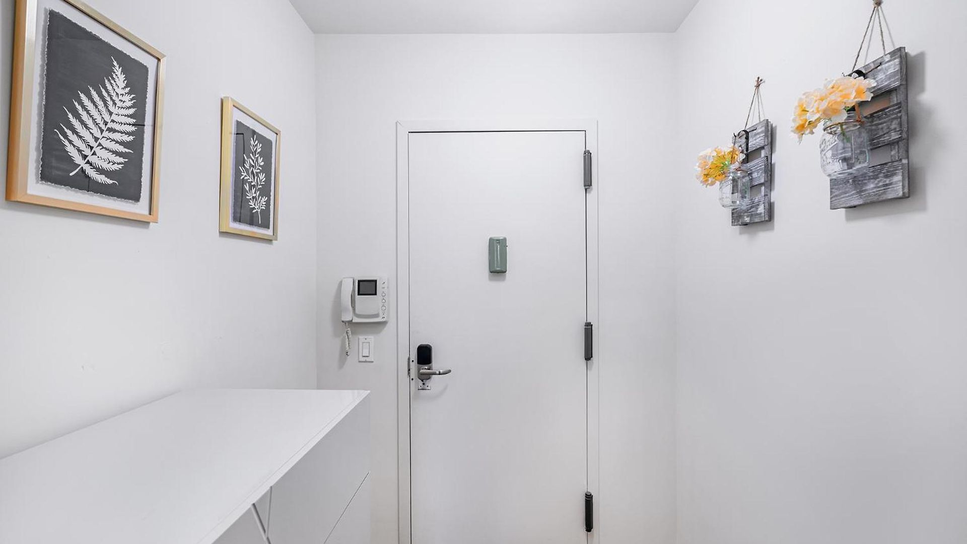 Beautiful 3 Bedroom Unit In Prime Location