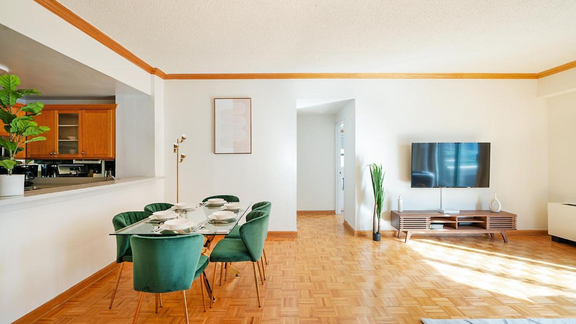 Contemporary 2 Bed 2 Bath Bright And Sunny Apartment