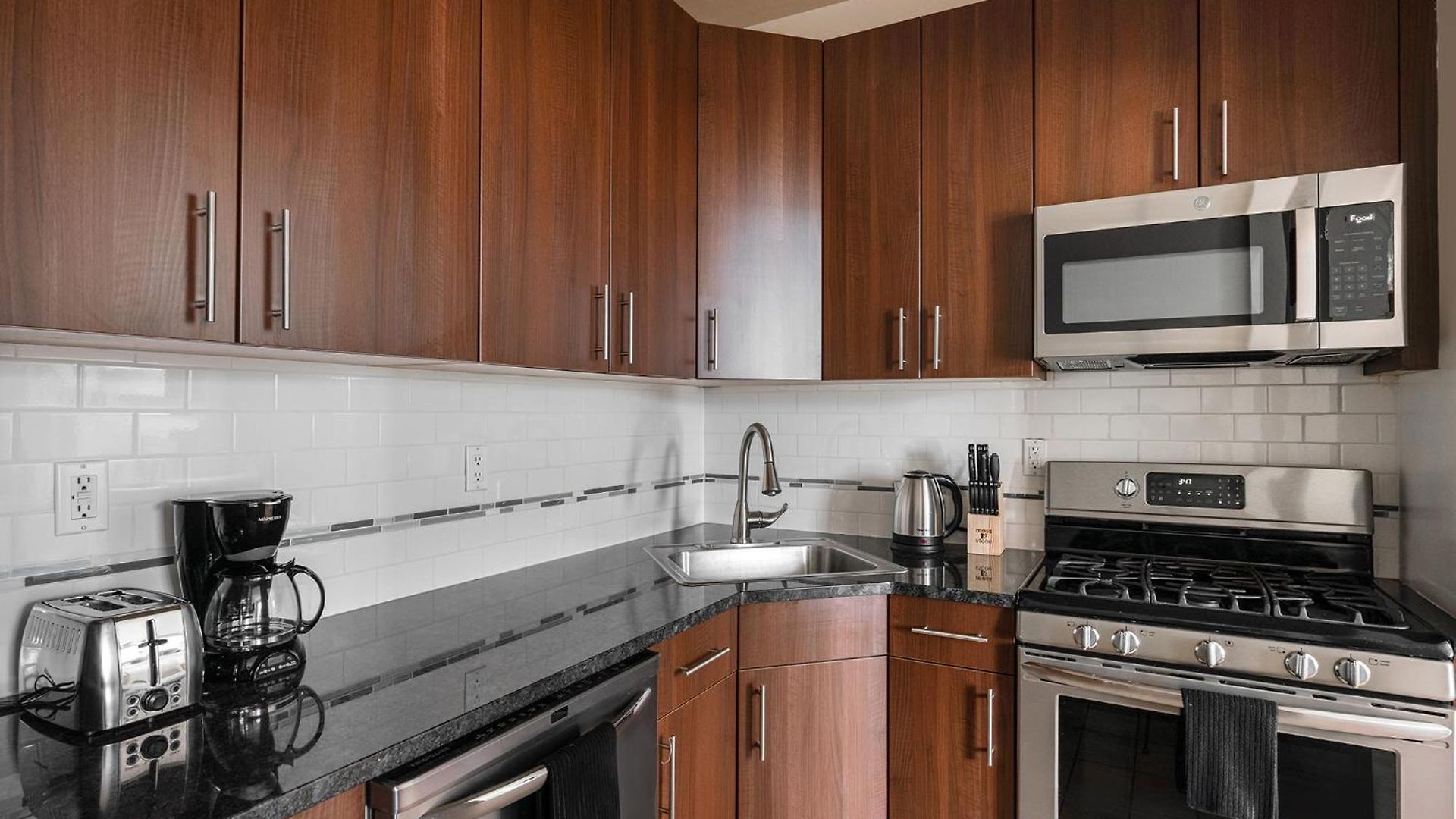 Beautiful 3 Bedroom Unit In Prime Location