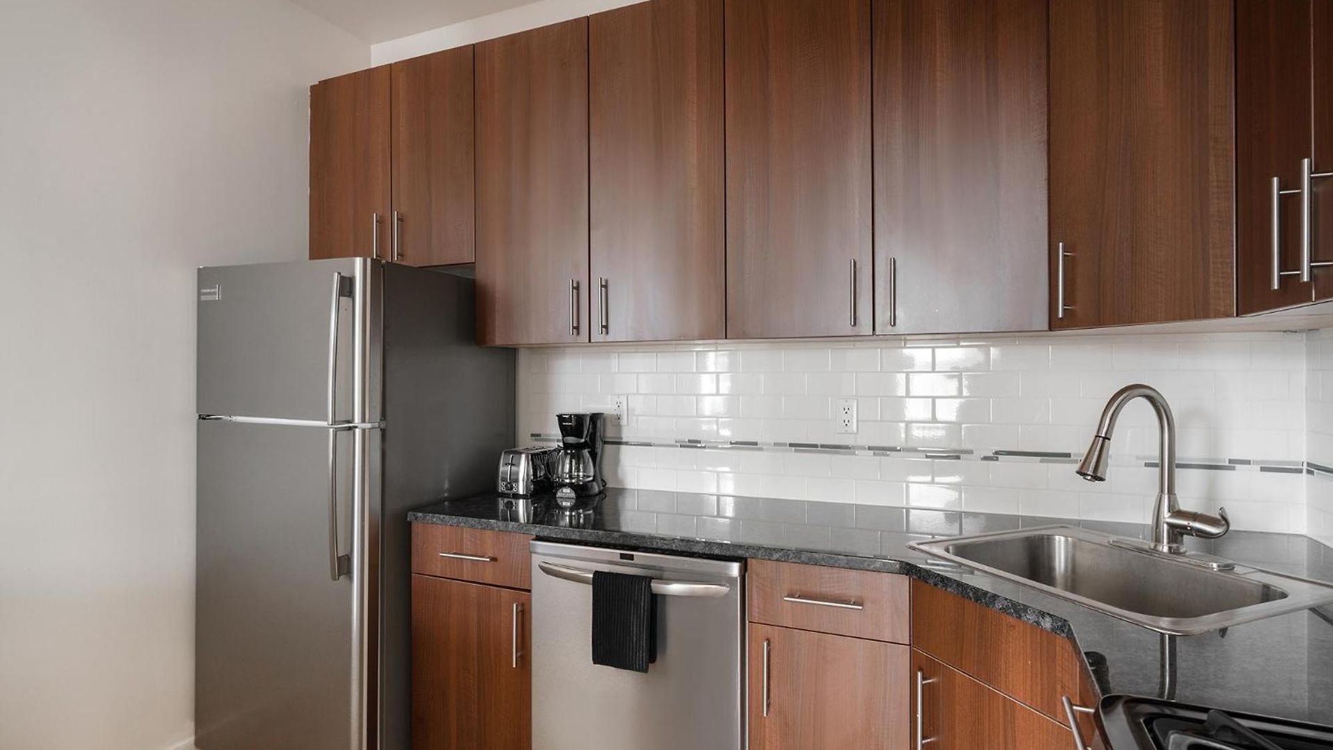 Apartment Beautiful 3 Bedroom Unit In Prime Location *