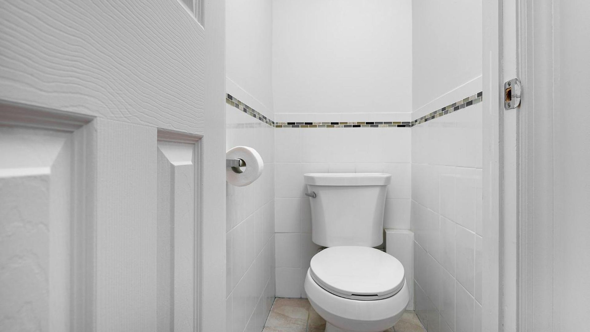 Beautiful 3 Bedroom Unit In Prime Location Apartment *