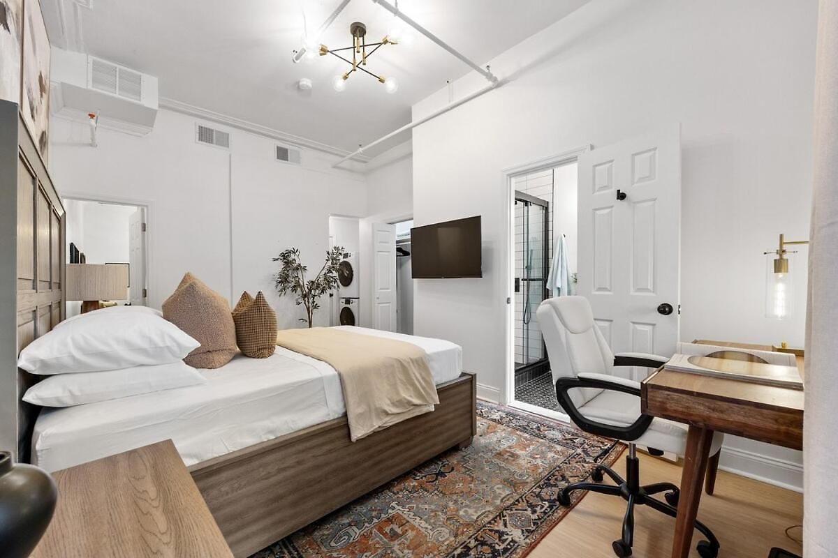 2br And 2ba In Historic Brownstone Near Subway Apartment *