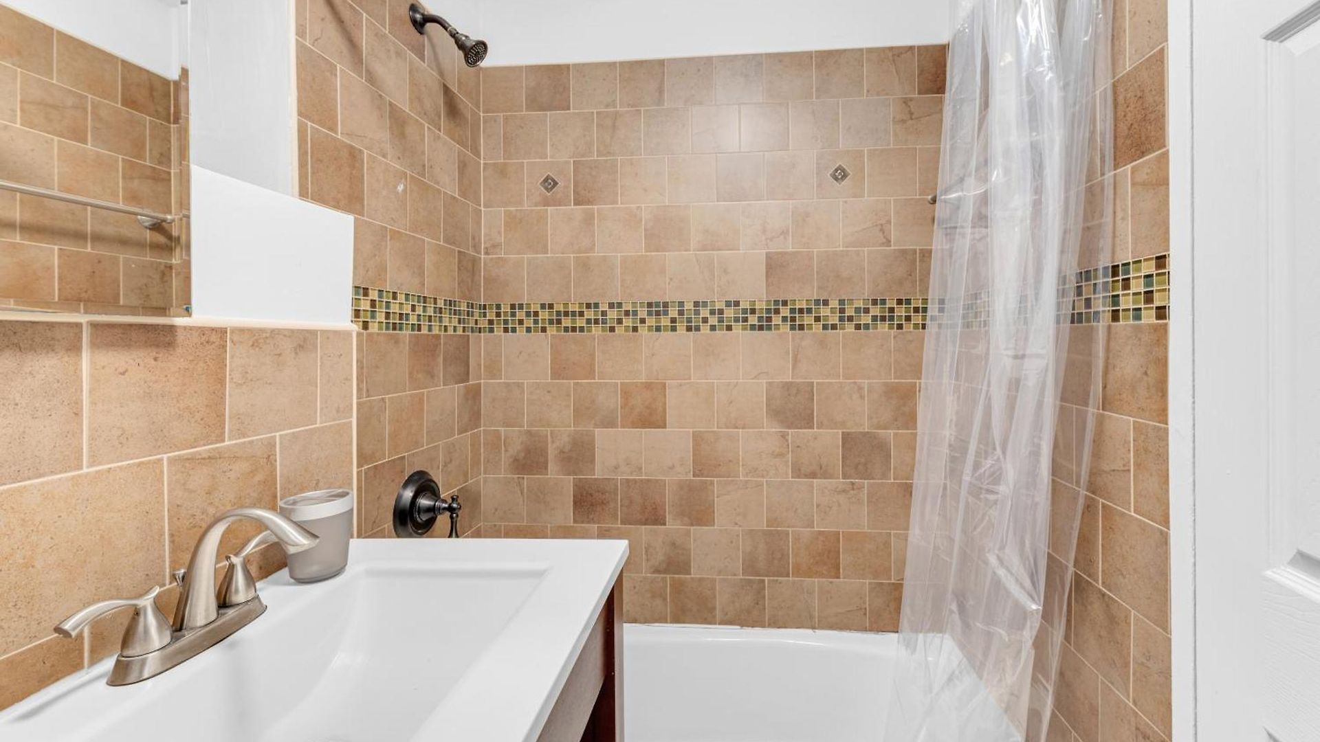 Inviting 2bd Upper East Side With Backyard Apartment