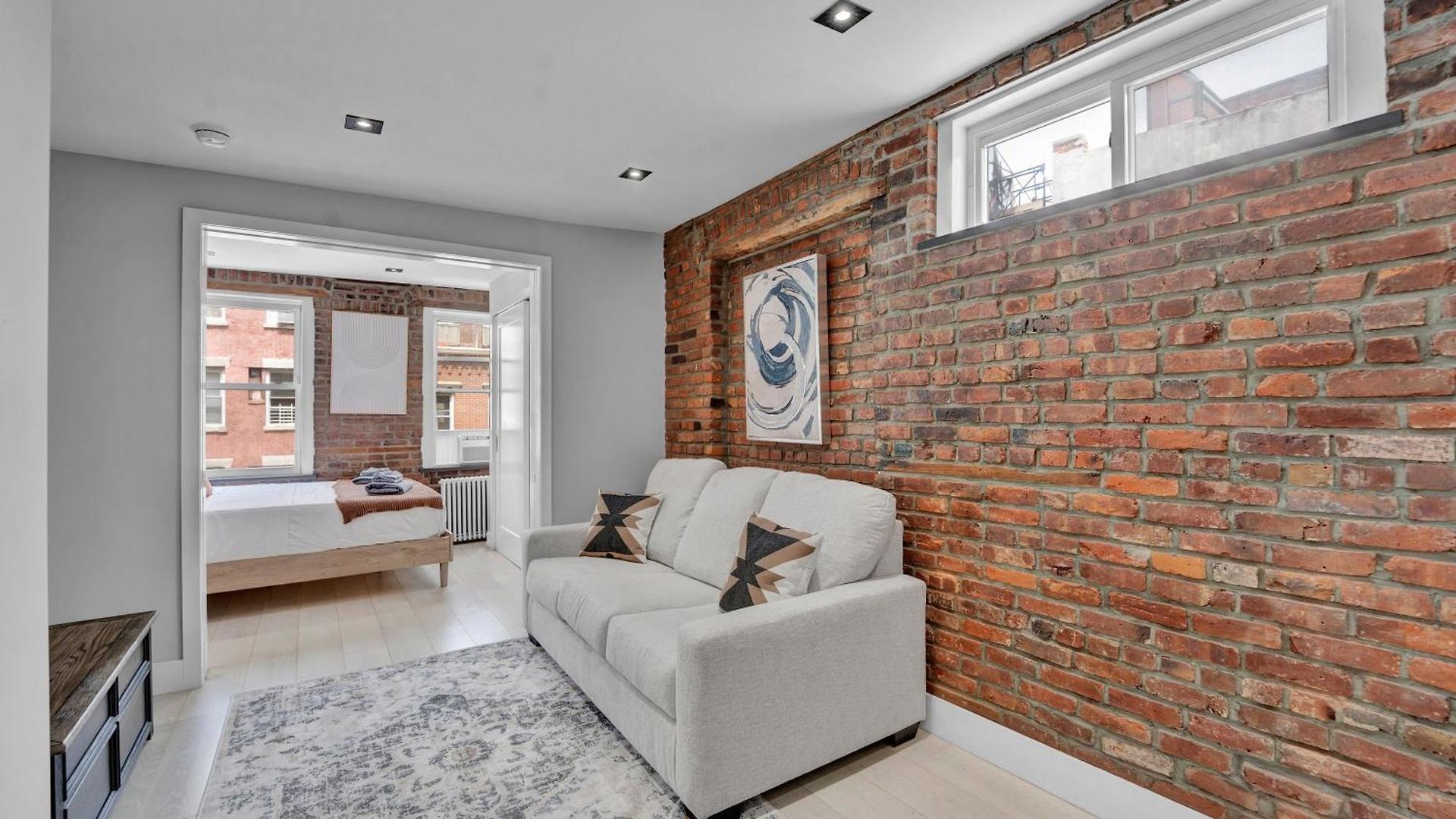 Soho Designer 2br With Balcony Apartment *