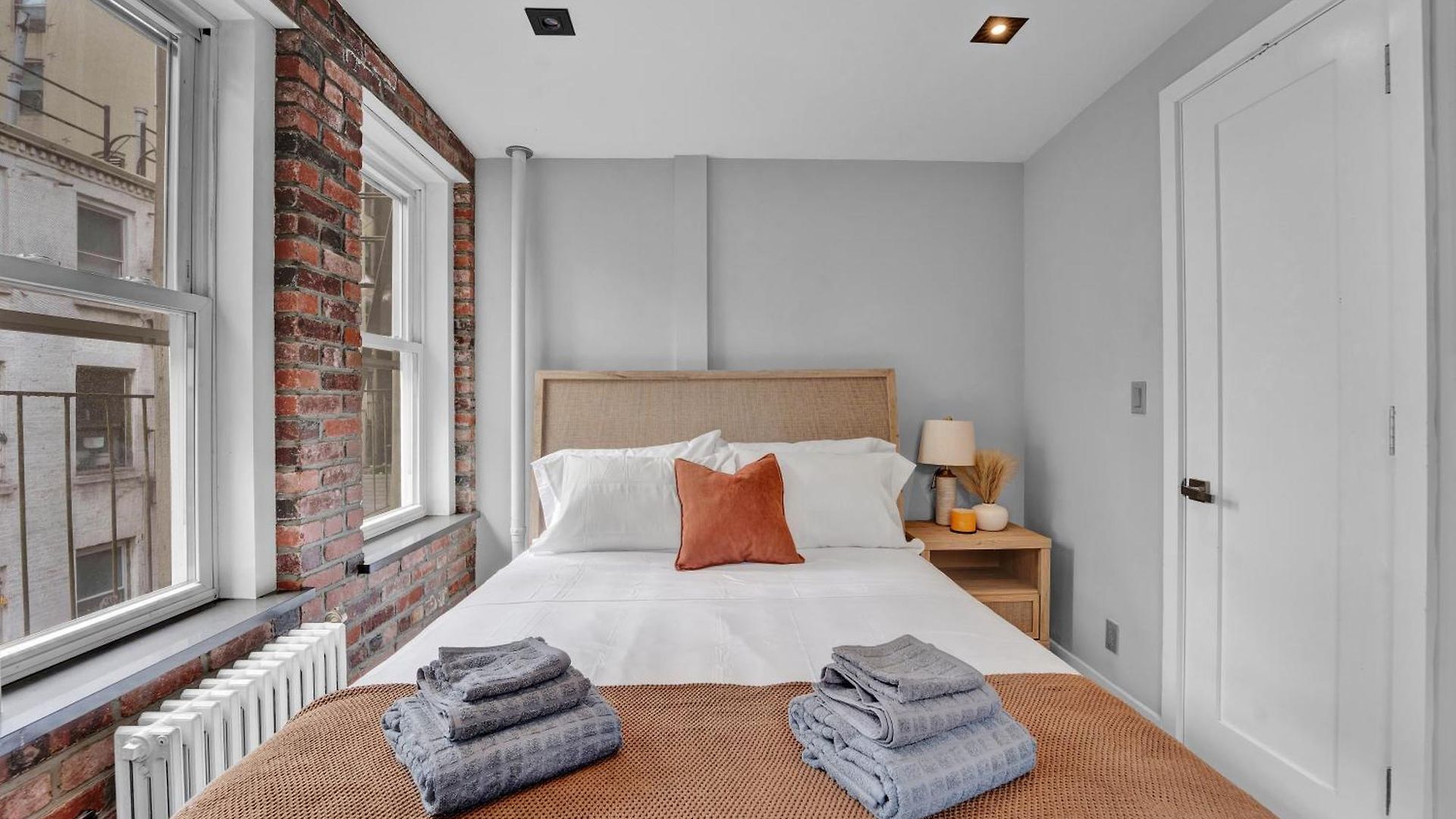 Soho Designer 2br With Balcony Apartment *