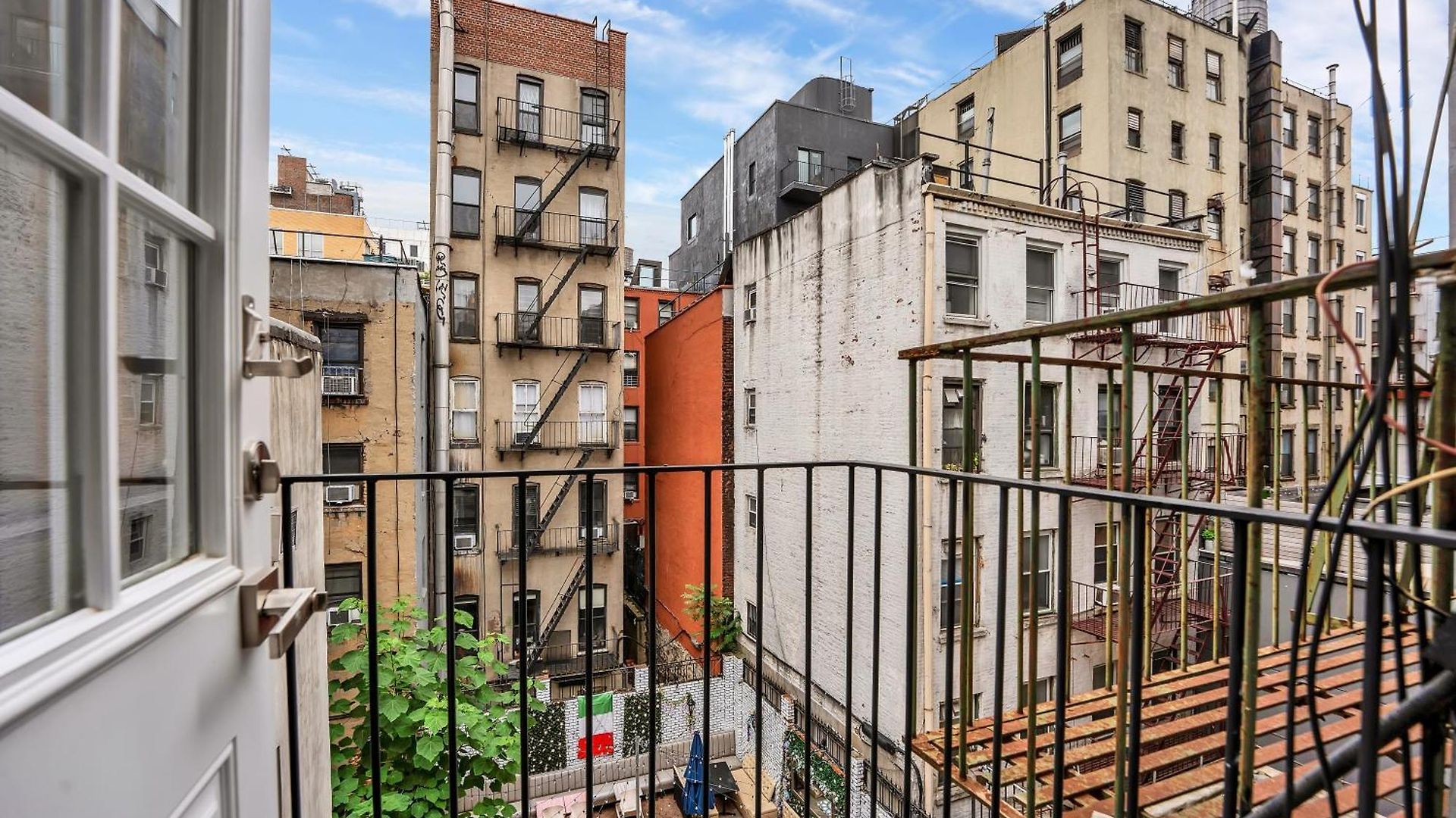 Apartment Soho Designer 2br With Balcony