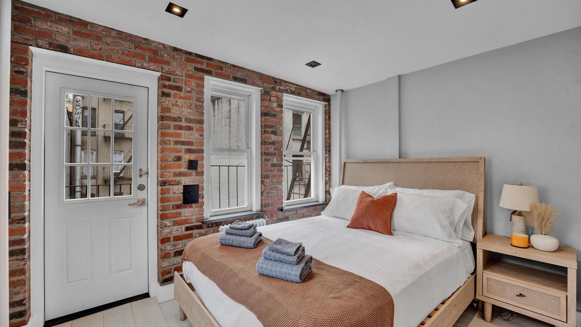 Soho Designer 2br With Balcony Apartment *