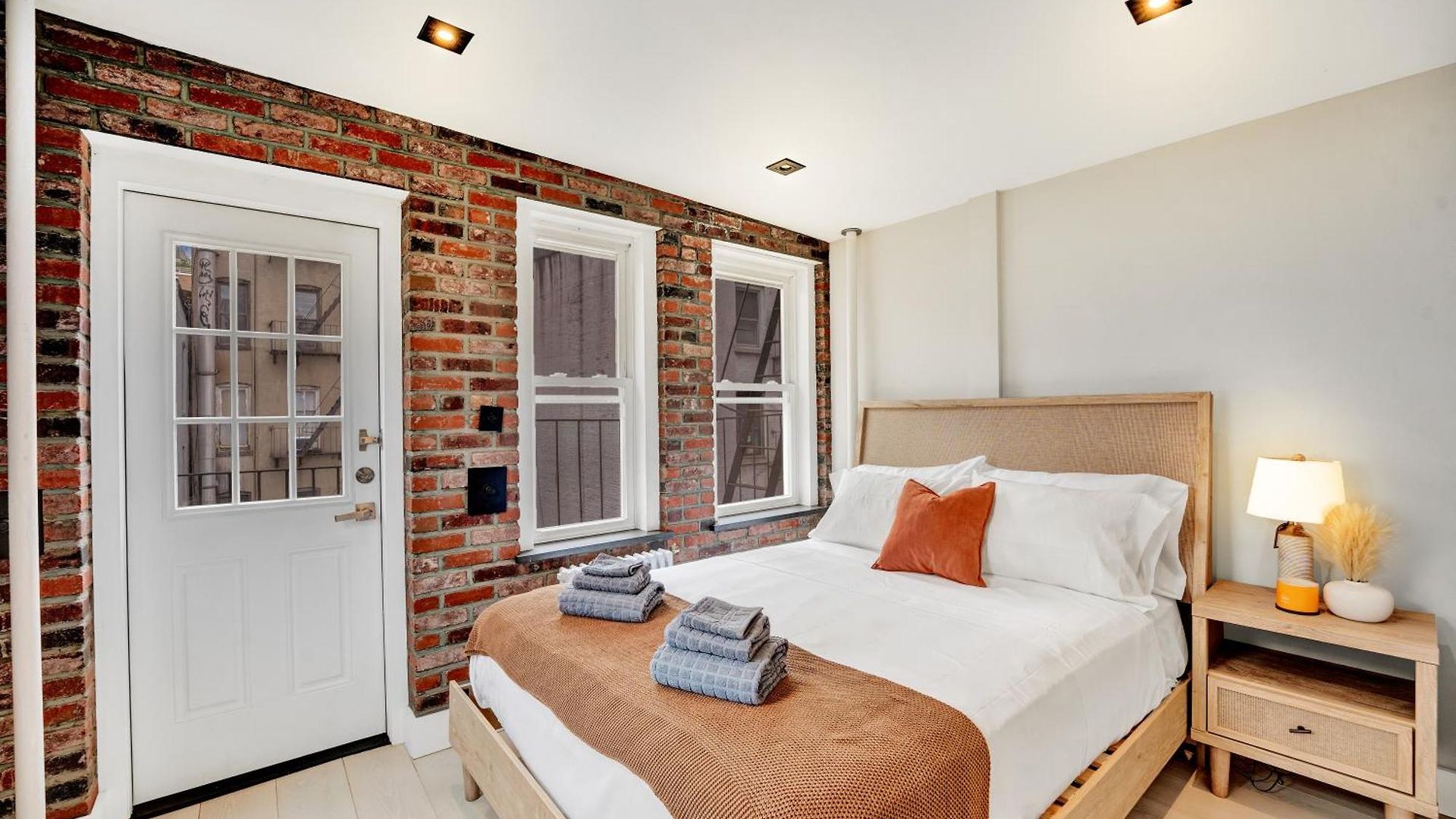 Soho Designer 2br With Balcony Apartment *