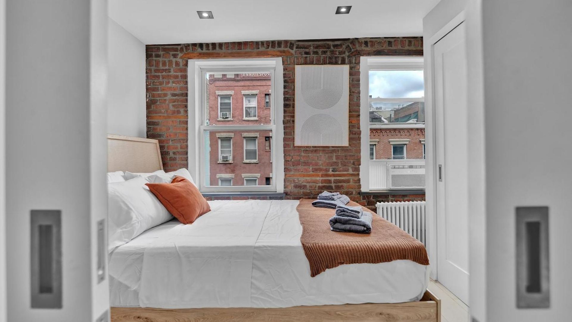 Soho Designer 2br With Balcony Apartment