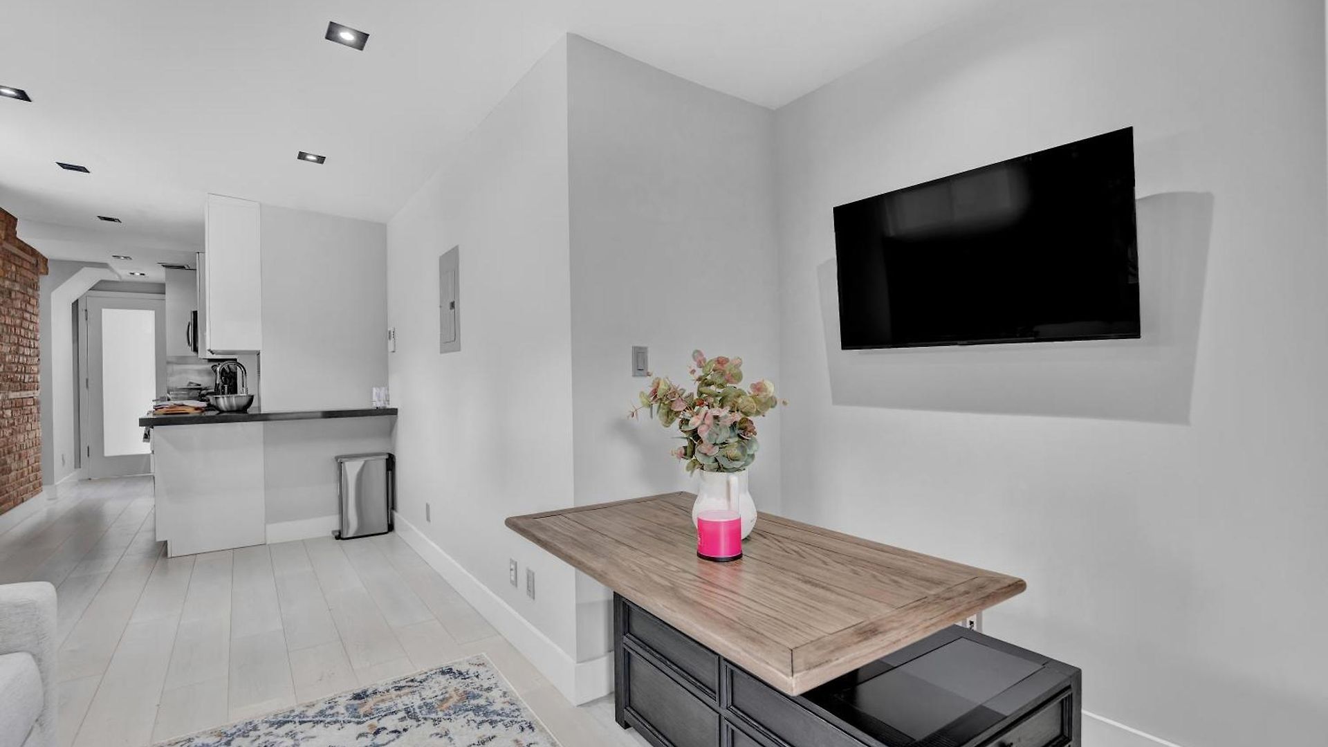 Soho Designer 2br With Balcony Apartment *