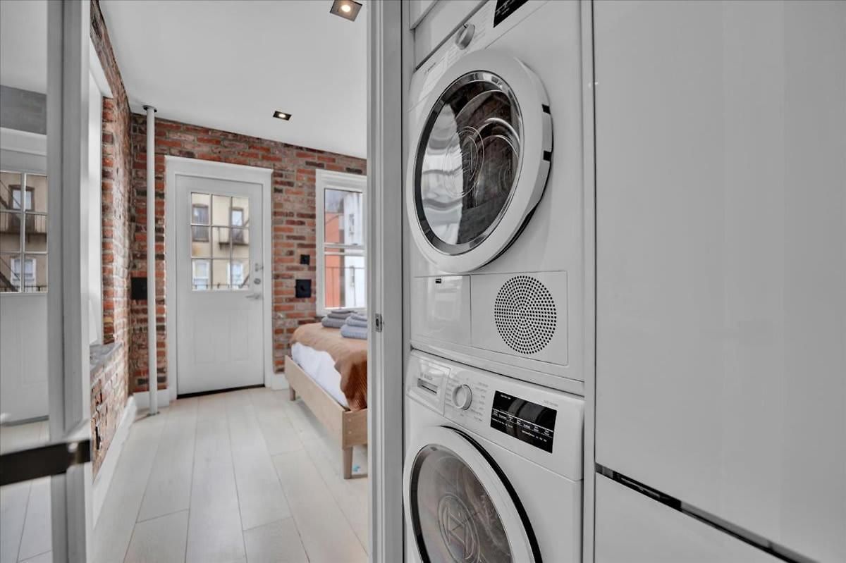 Soho Designer 2br W Balcony Apartment *