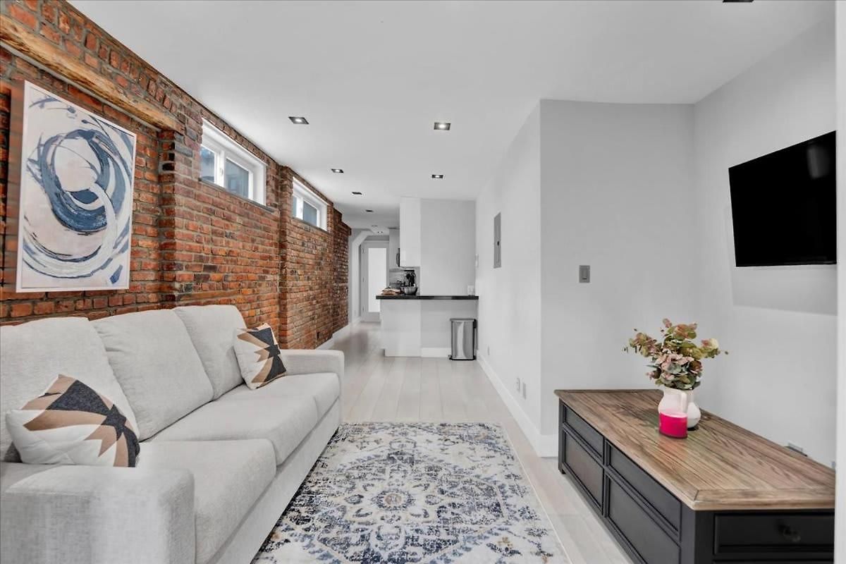 Soho Designer 2br W Balcony New York