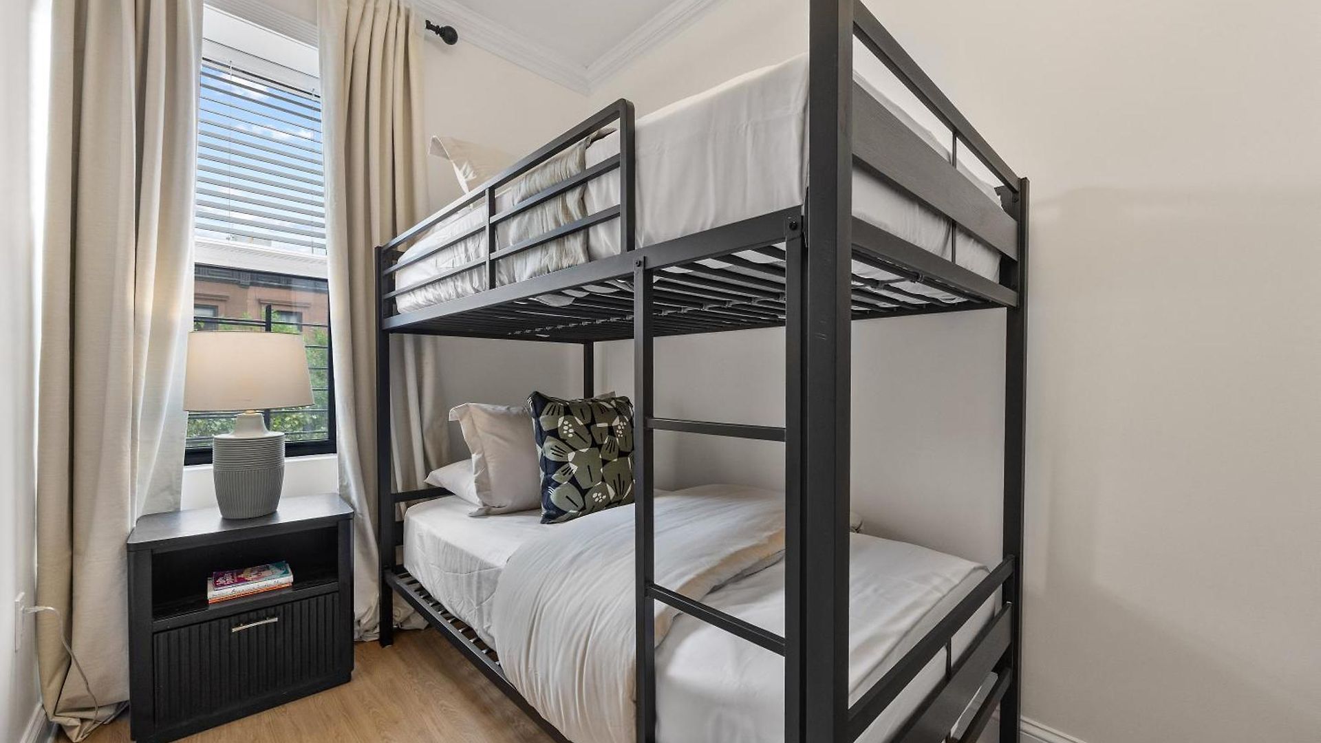 3br Harlem With Washer With Dryer