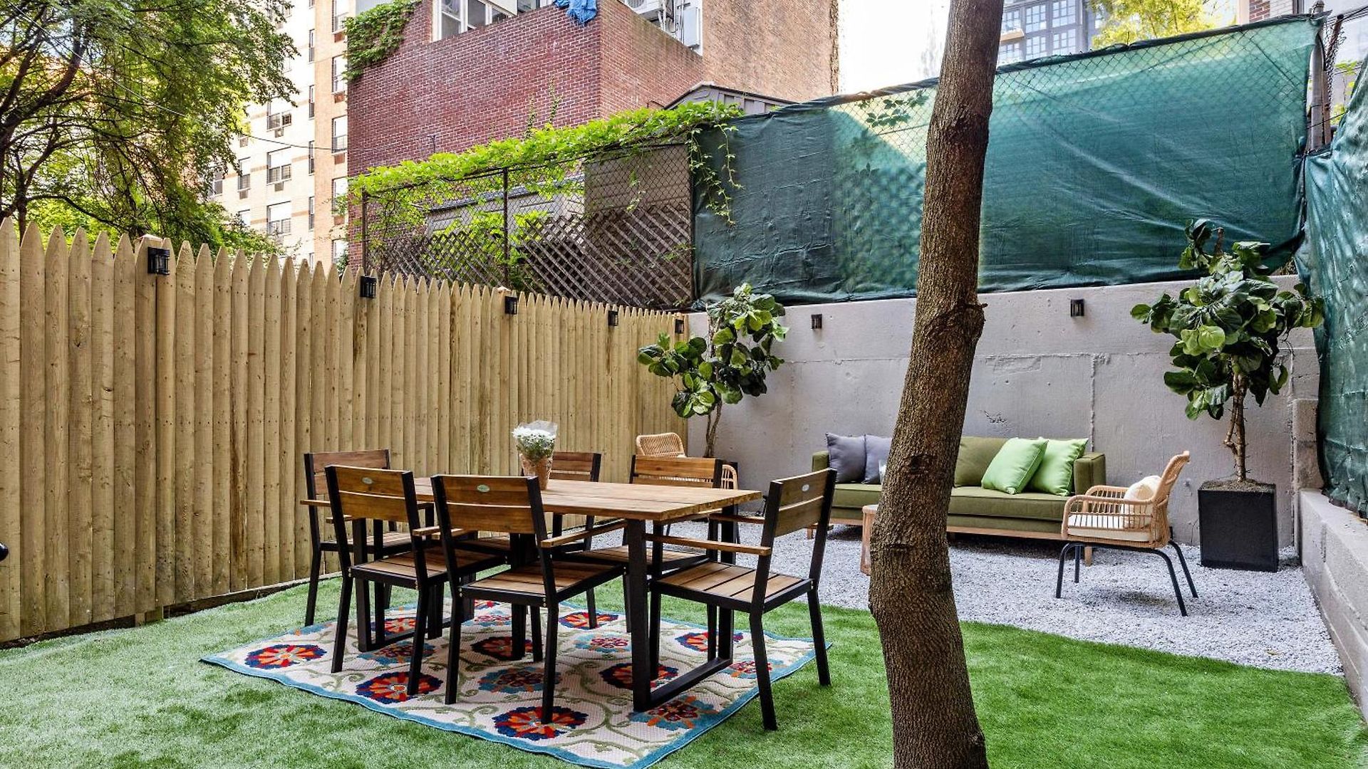 Brownstone 2 Bed With Private Backyard Near Subway Apartment *