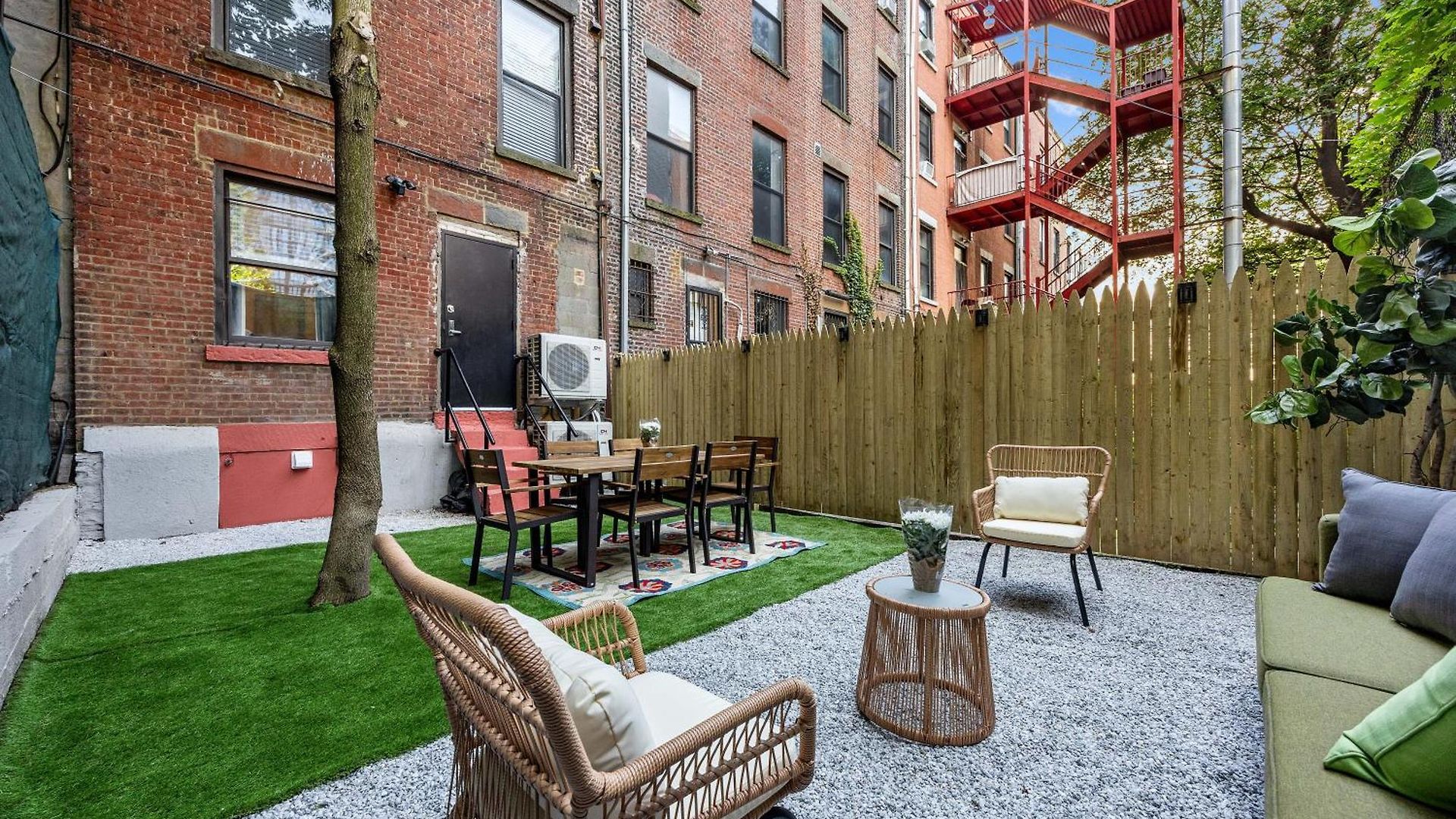 Brownstone 2 Bed With Private Backyard Near Subway Apartment *