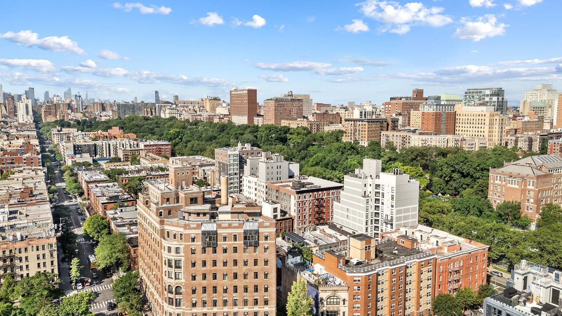 Brownstone 2 Bed With Private Backyard Near Subway
