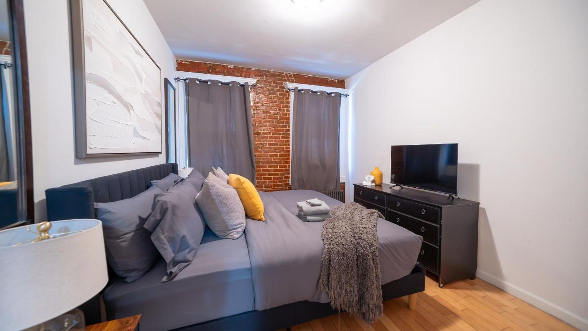 Apartment Modern By Park - 3 Br *