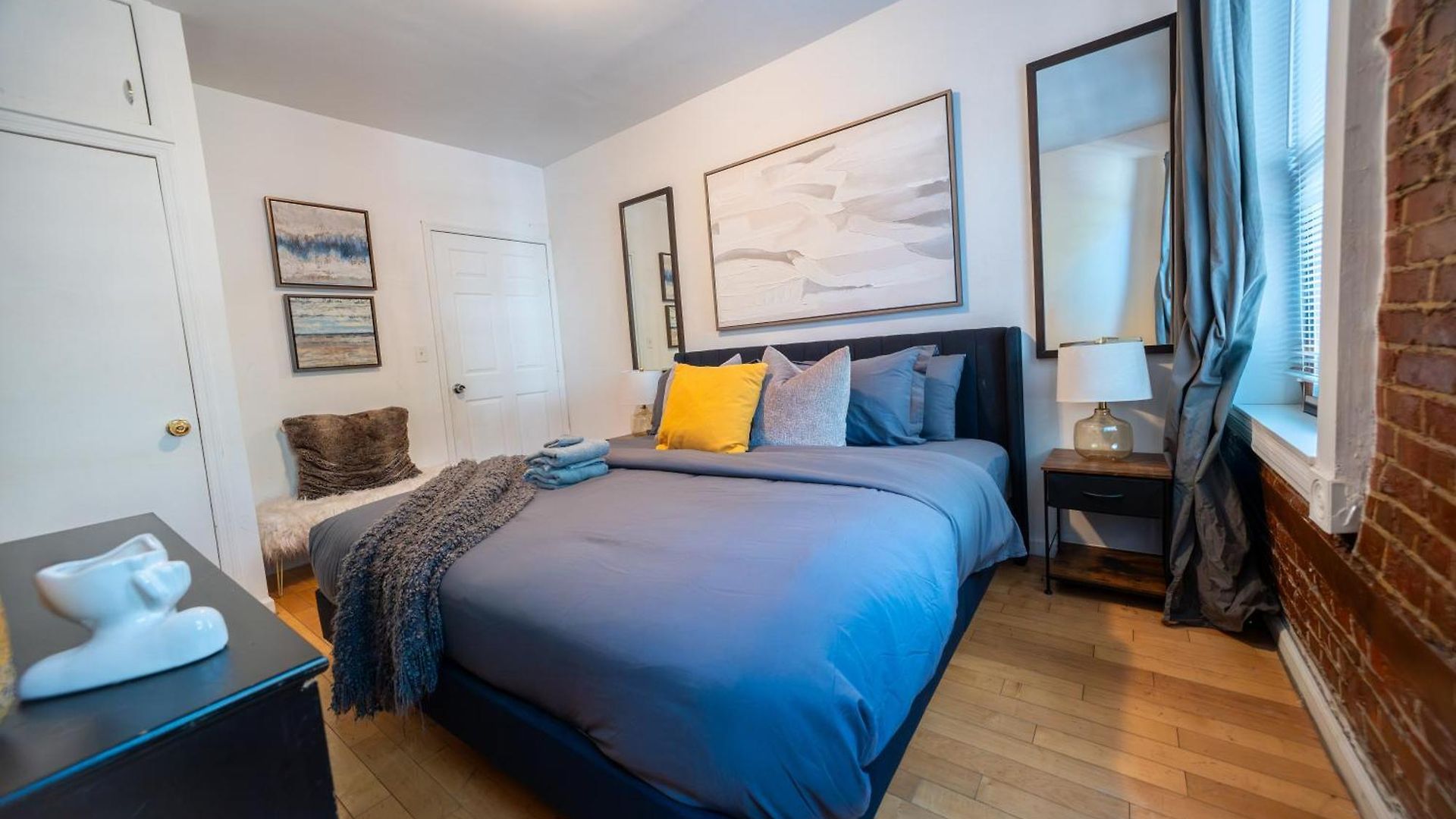 Modern By Park - 3 Br Apartment *