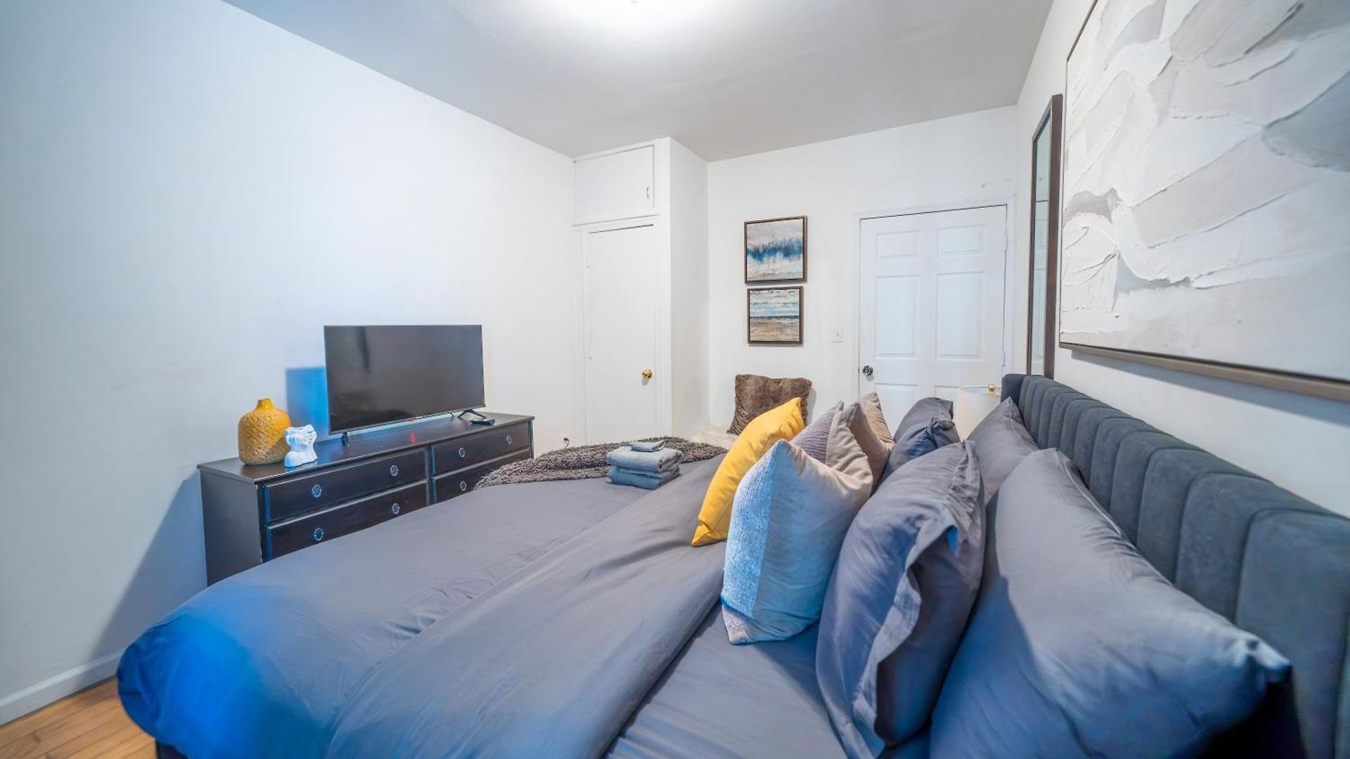 Modern By Park - 3 Br Apartment *