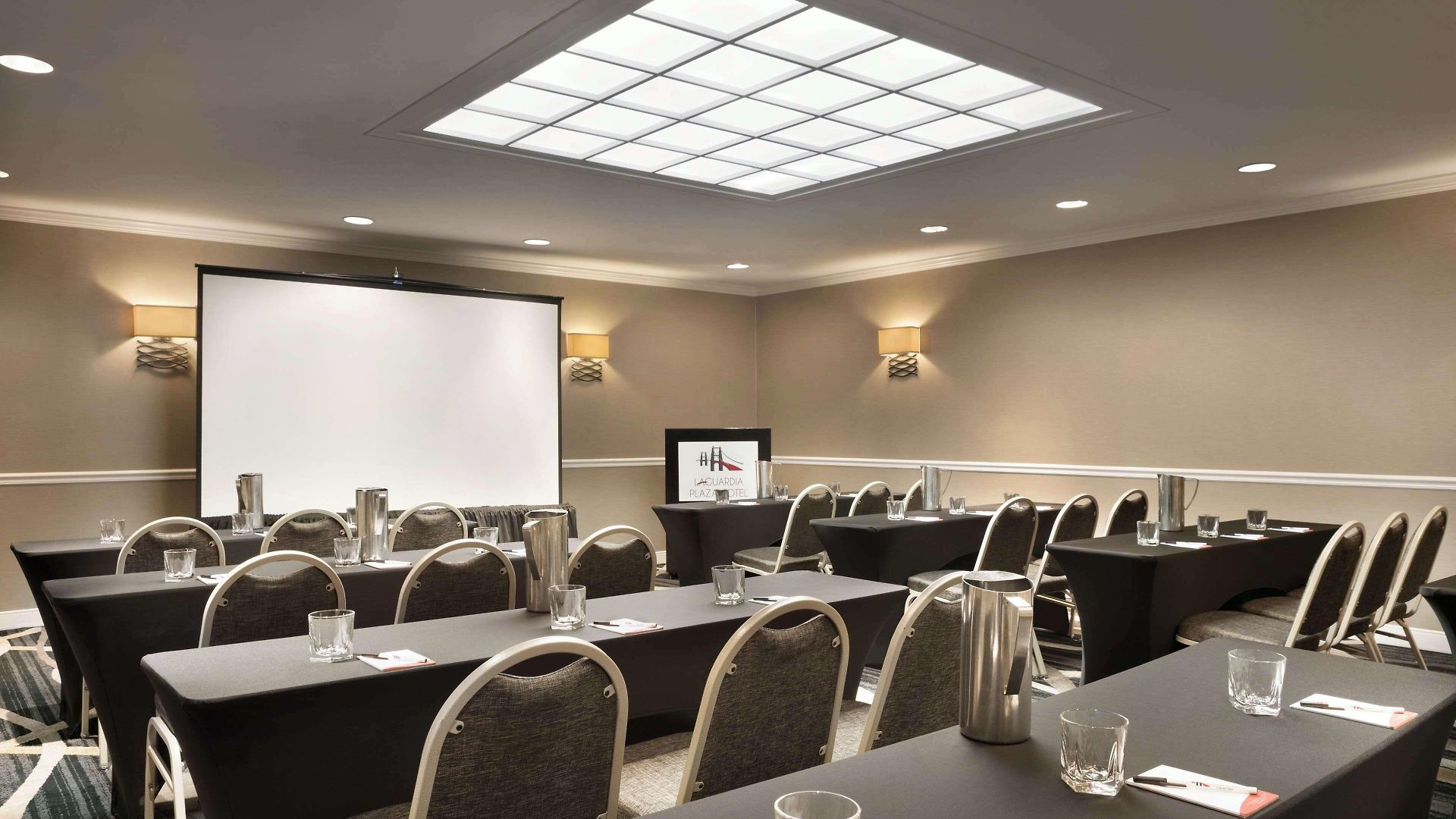 Hotel Doubletree By Hilton New York-laguardia 3*