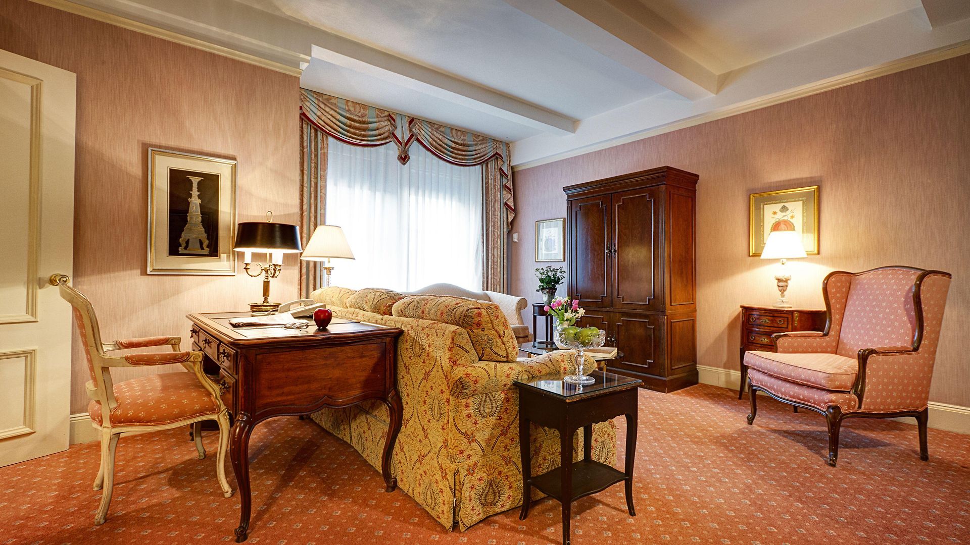 Hotel Elysee By Library Collection 4*
