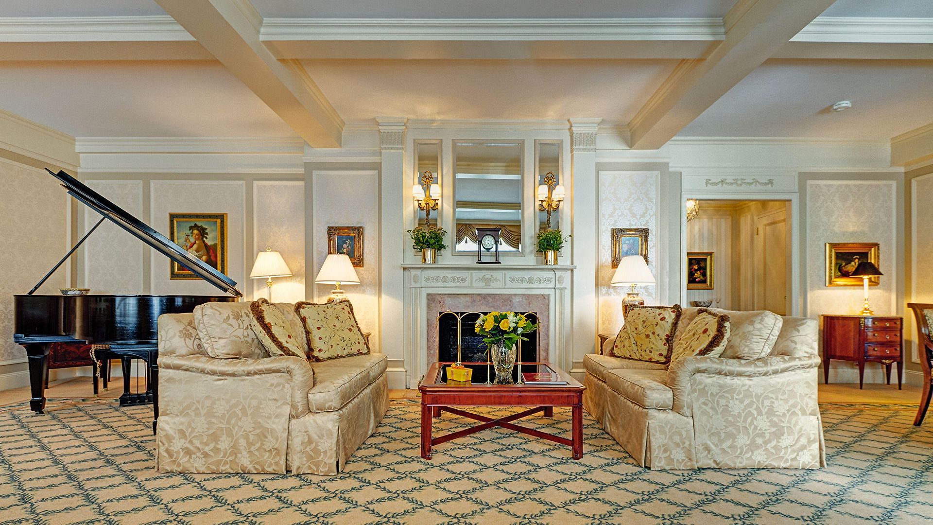 Hotel Elysee By Library Collection 4*