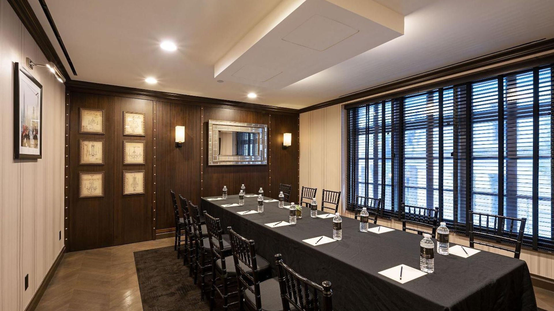 Hotel The Iroquois Times Square, A Small Luxury Hotel 5*