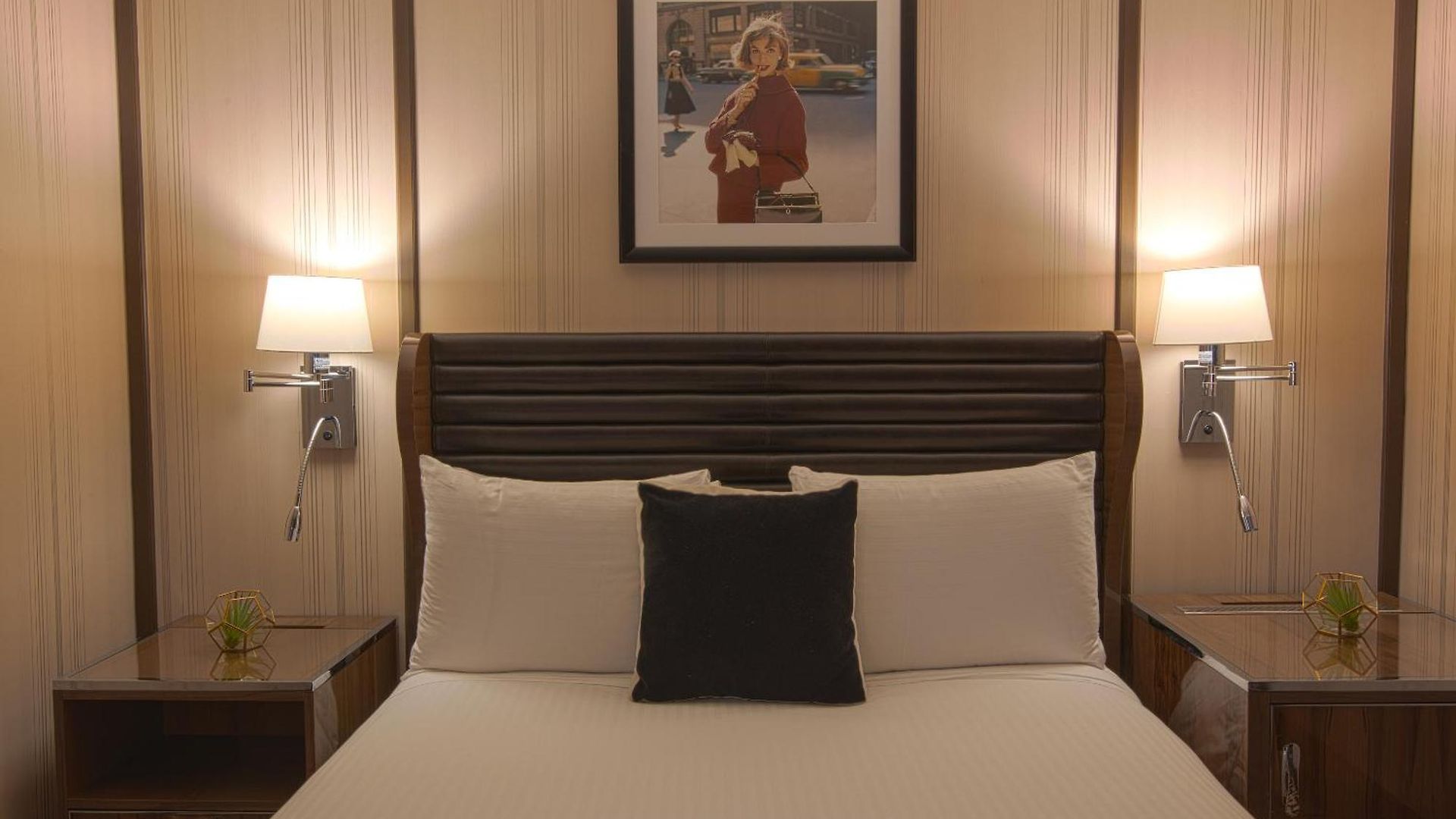Hotel The Iroquois Times Square, A Small Luxury Hotel