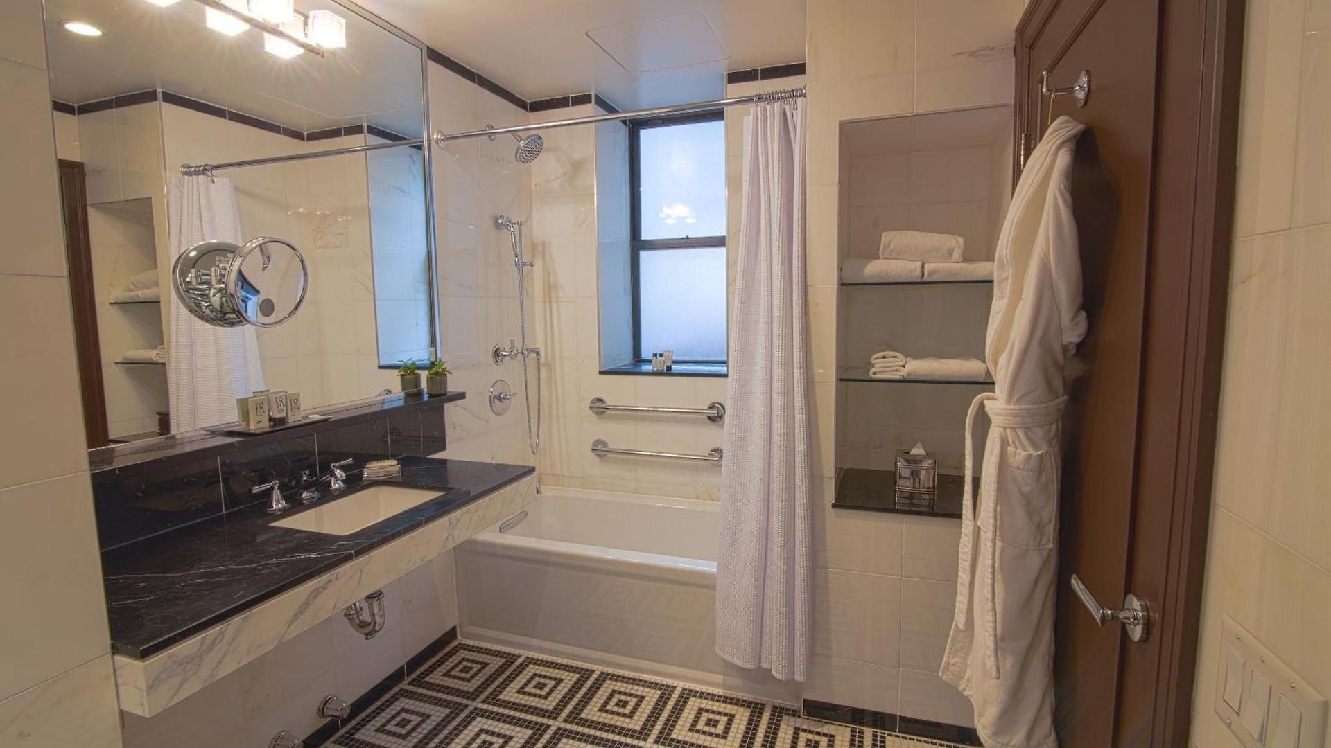 The Iroquois Times Square, A Small Luxury Hotel Hotel