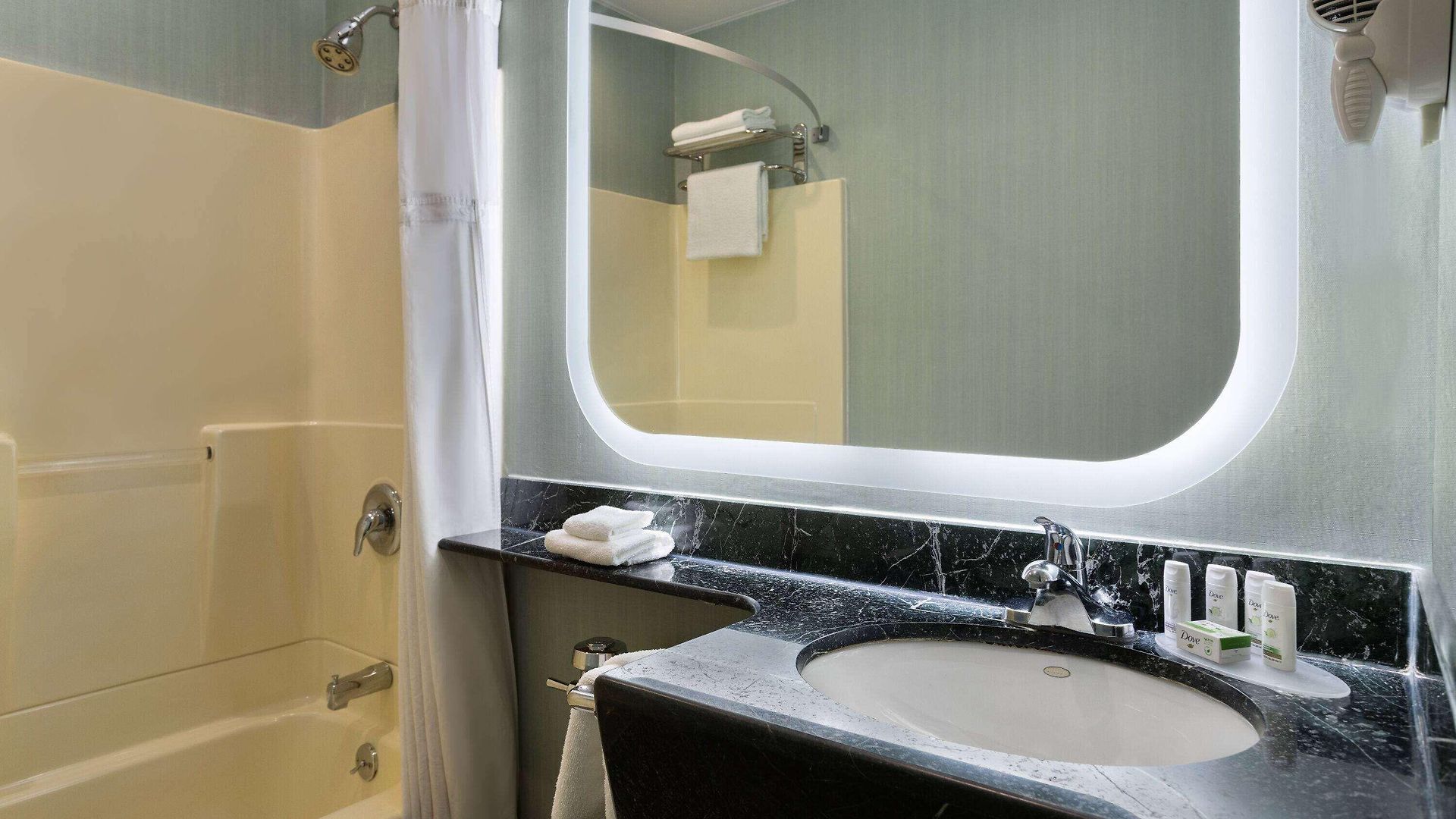 Hotel Ramada By Wyndham Bronx 3*
